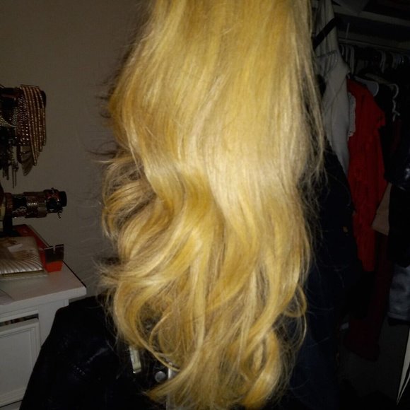 100% HUMAN HAIR WIG!! NEW WITH TAGS1 LIGHT BLONDE, LONG, GORGEOUS!! - Picture 3 of 5